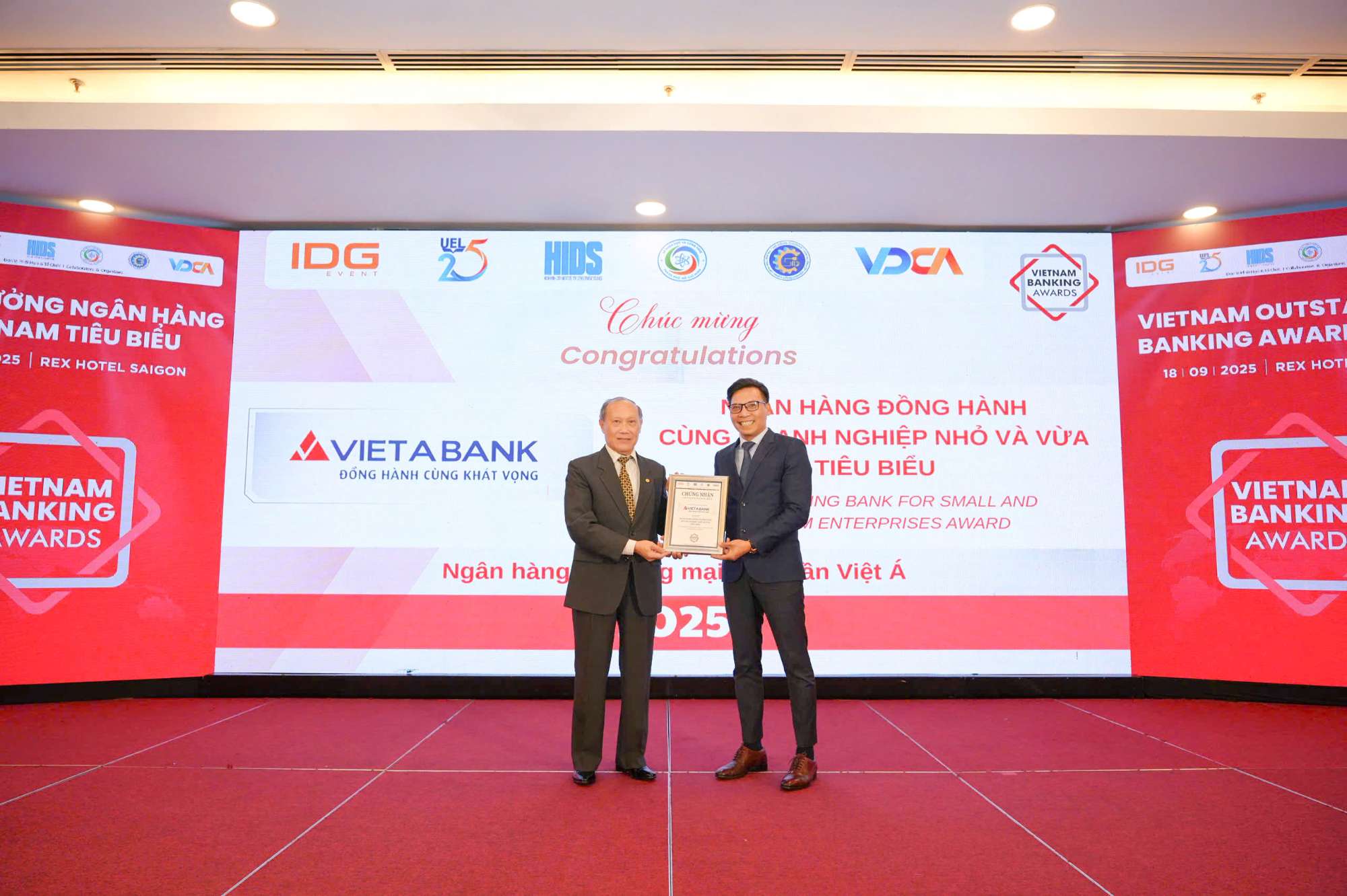 VIETABANK ĐÓN NHẬN GIẢI THƯỞNG UY TÍN TẠI VIETNAM OUTSTANDING BANKING AWARDS 2025