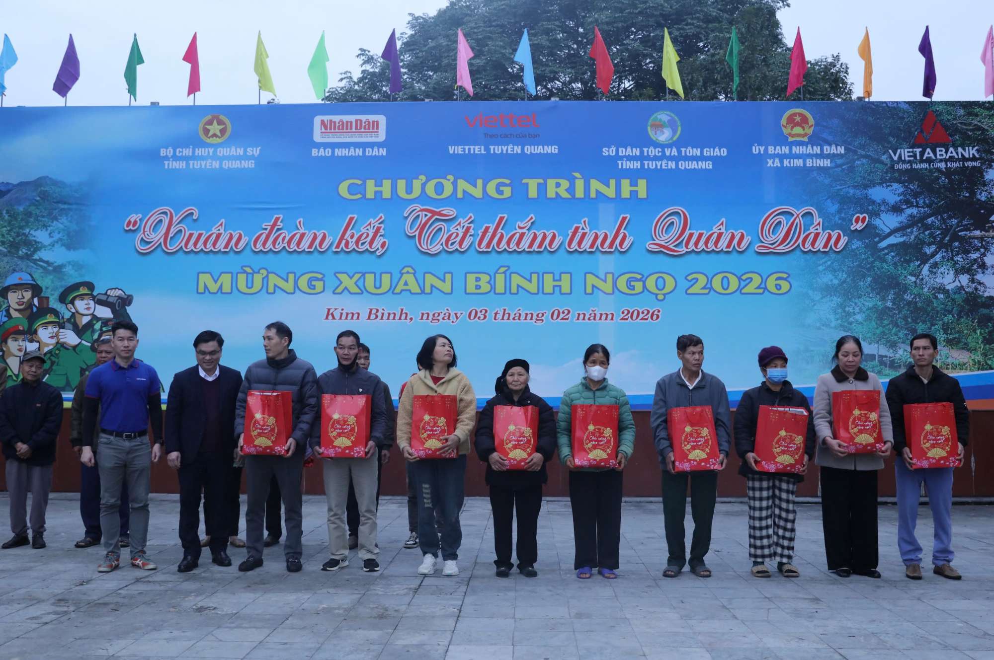 VIETABANK LAN TỎA YÊU THƯƠNG CÙNG CHƯƠNG TRÌNH “XUÂN ĐOÀN KẾT – TẾT THẮM TÌNH QUÂN DÂN”